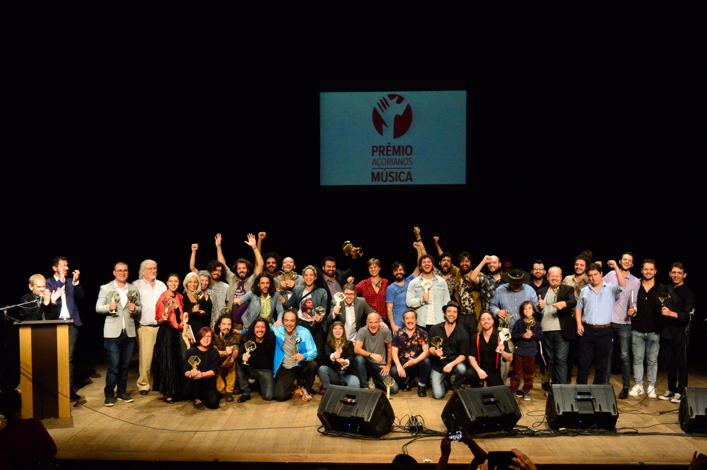 Vencedores no palco do Teatro Renascen&ccedil;a