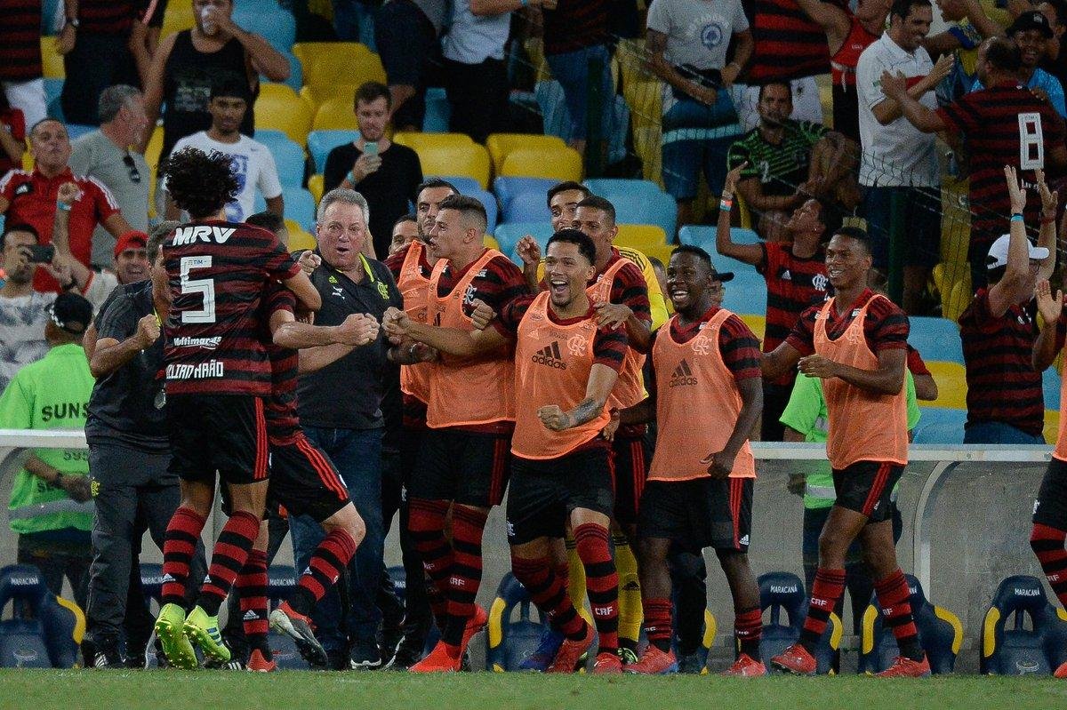 Treinador deixou o gramado reclamando de dores no peito
