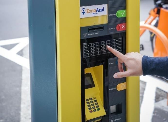 Entra em funcionamento, a partir desta sexta-feira, o sistema digital de estacionamento rotativo pago (&Aacute;rea Azul) em ruas do bairro Moinhos de Vento, em Porto Alegre