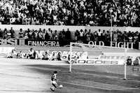 Jajá dribla o goleiro Leão e parte para o gol, abrindo o placar para o Inter na decisão do Brasileirão de 1979