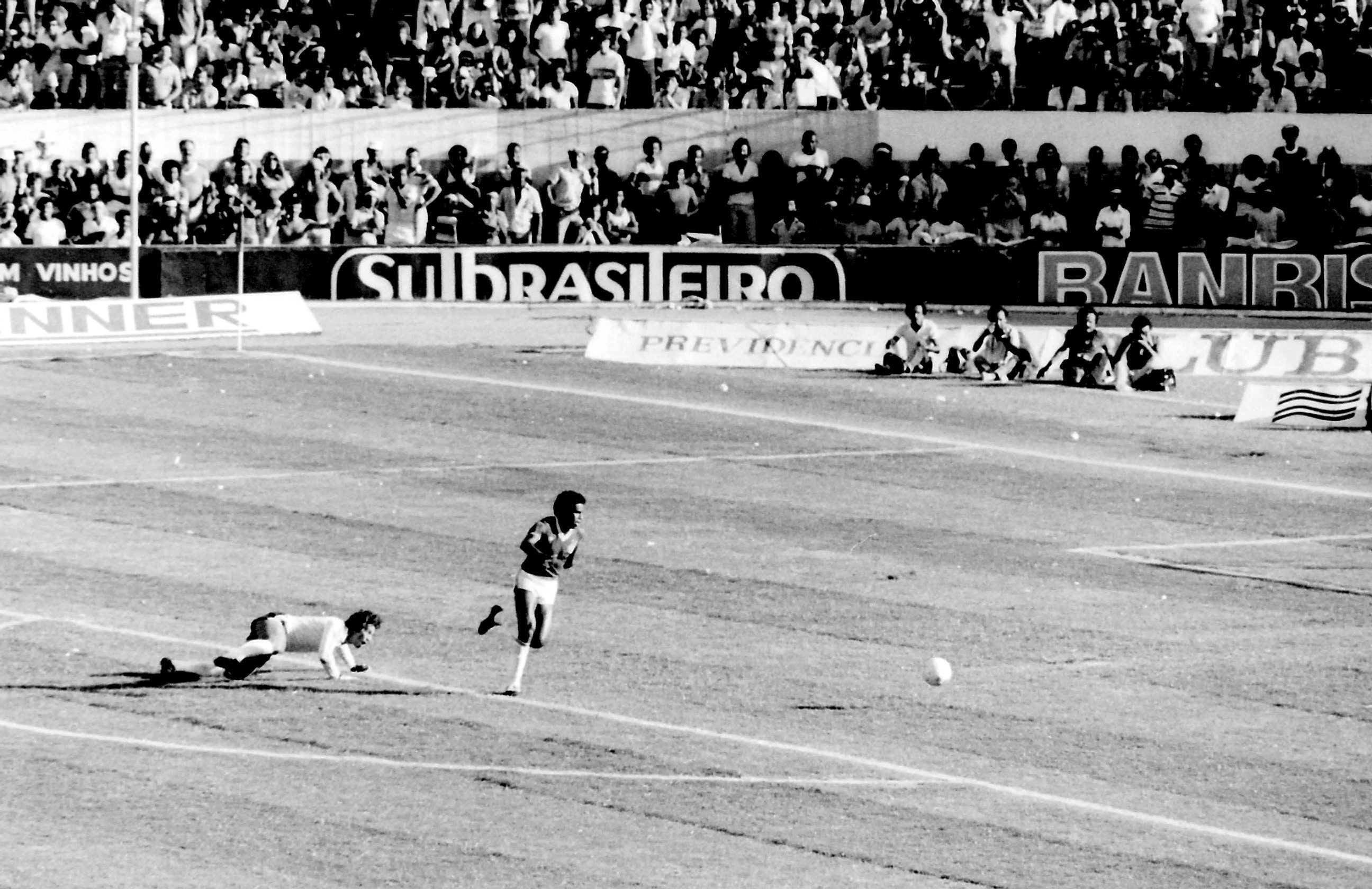 &Uacute;ltima vez que o Inter foi campe&atilde;o do Brasileir&atilde;o foi no ano de 1979, quando bateu o Vasco por 2 a 1 na decis&atilde;o.
Na foto, Jair marcando o primeiro gol.