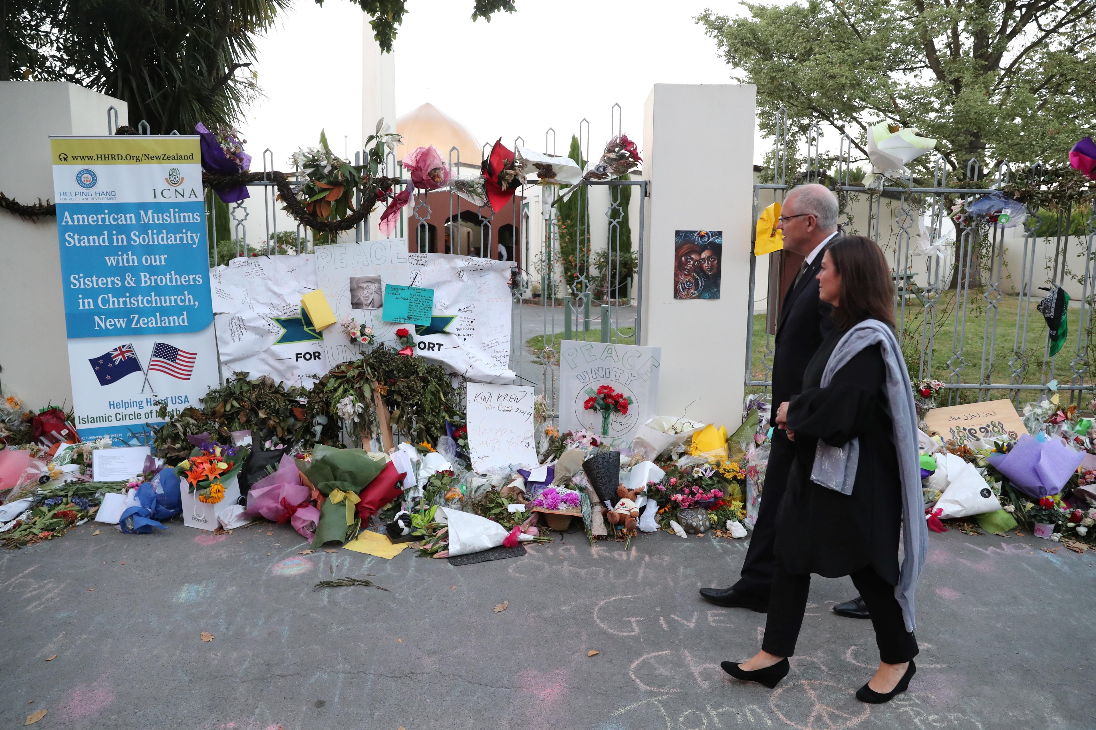 Austr&aacute;lia vai endurecer leis contra sobre imagens extremistas em redes sociais ap&oacute;s massacre na Nova Zel&acirc;ndia. Premi&ecirc; do pa&iacute;s visitou mesquita alvo do crime em Christchurch