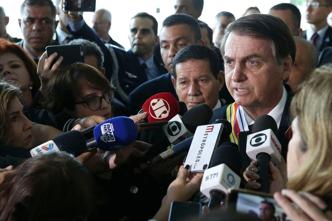 Bolsonaro disse que o Minist&eacute;rio da Economia pretende trocar a redu&ccedil;&atilde;o de tributos pela cobran&ccedil;a do Imposto de Renda sobre os dividendos, parcelas do lucro distribu&iacute;da aos s&oacute;cios das empresas que pagam o benef&iacute;cio.