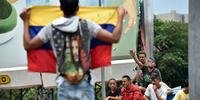 Tensão aumenta com os protestos convocados pelo governo de Maduro e pela oposição liderada por Guaidó