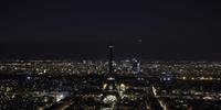 Torre Eiffel teve as luzes apagadas neste sábado