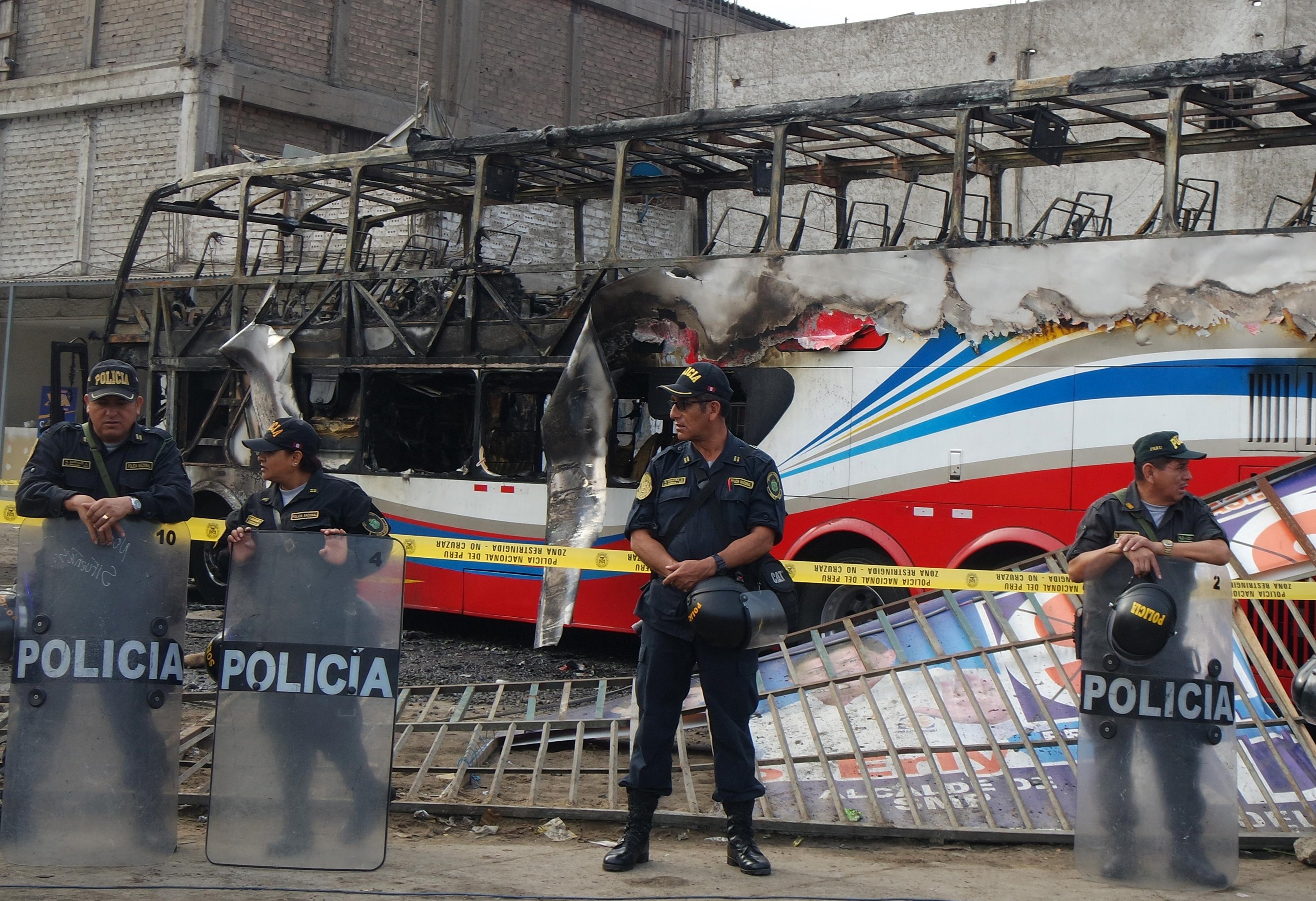 Inc&ecirc;ndio de um &ocirc;nibus interprovincial dentro de um terminal ilegal em Lima no domingo deixou 17 passageiros mortos