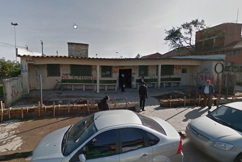 Tiroteio foi registrado na noite de domingo em frente ao local