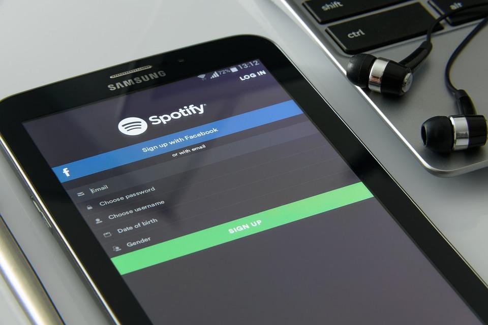 Servi&ccedil;os de streaming representam 47% dos rendimentos globais da ind&uacute;stria