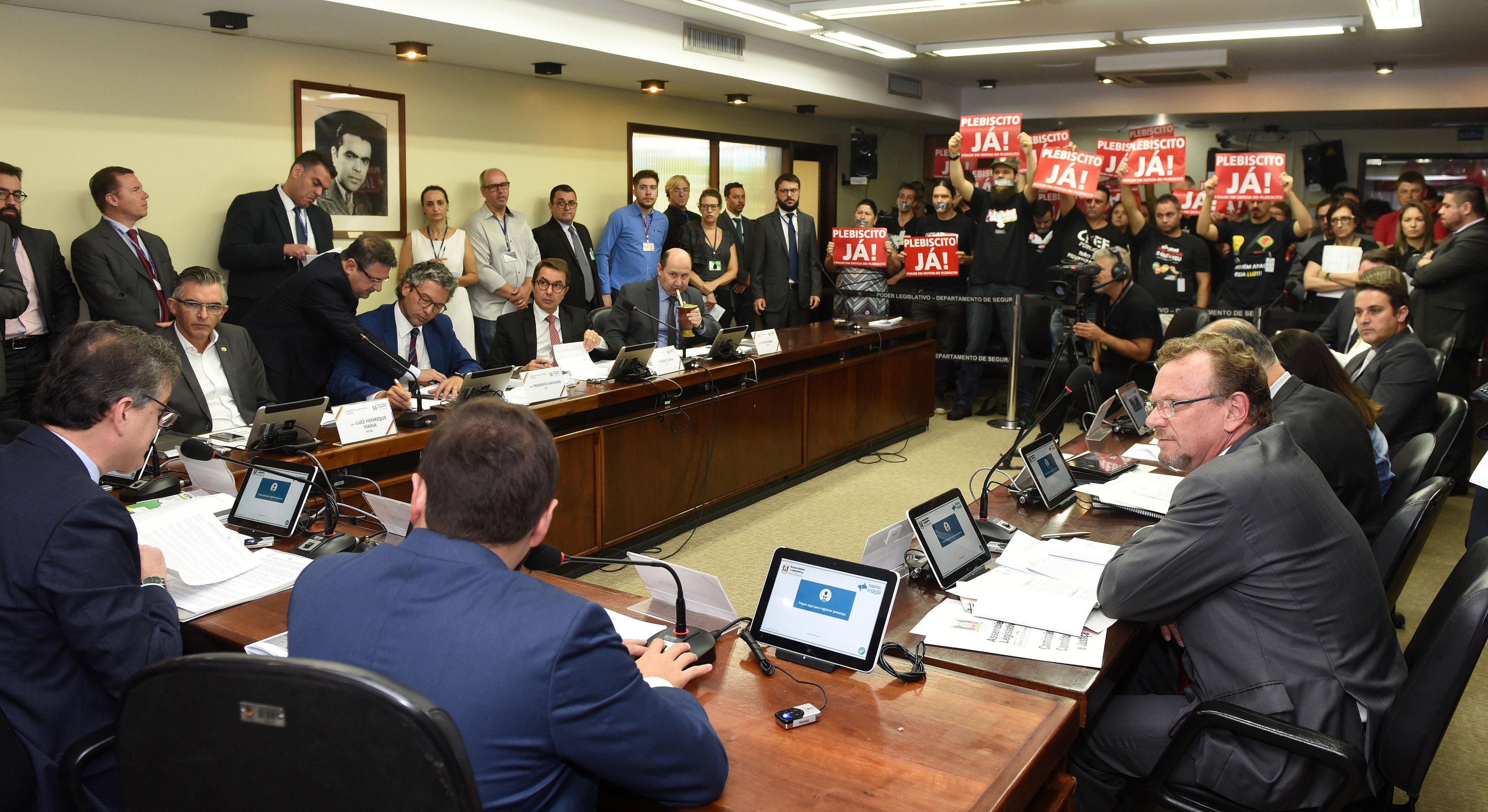 CCJ come&ccedil;ou a analisar PEC que extingue plebiscito antes de privatiza&ccedil;&otilde;es