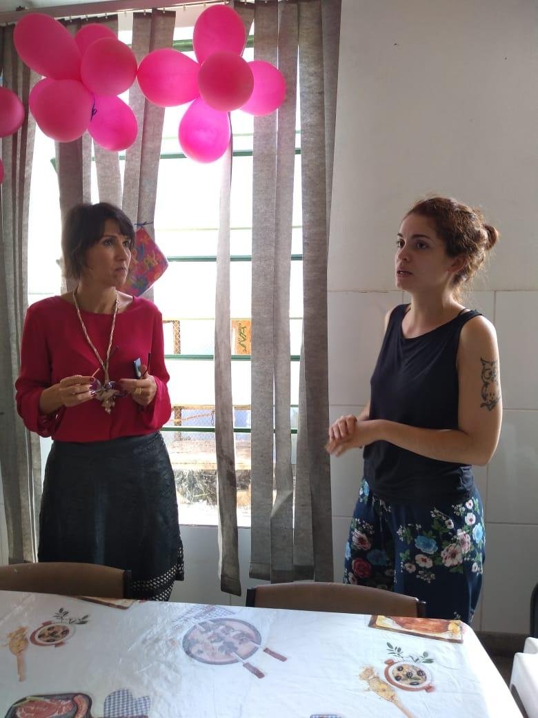 Secret&aacute;ria municipal de Desenvolvimento Social e Esporte, N&aacute;dia Gerhard, e uma das coordenadoras do espa&ccedil;o, Vict&oacute;ria Chaves