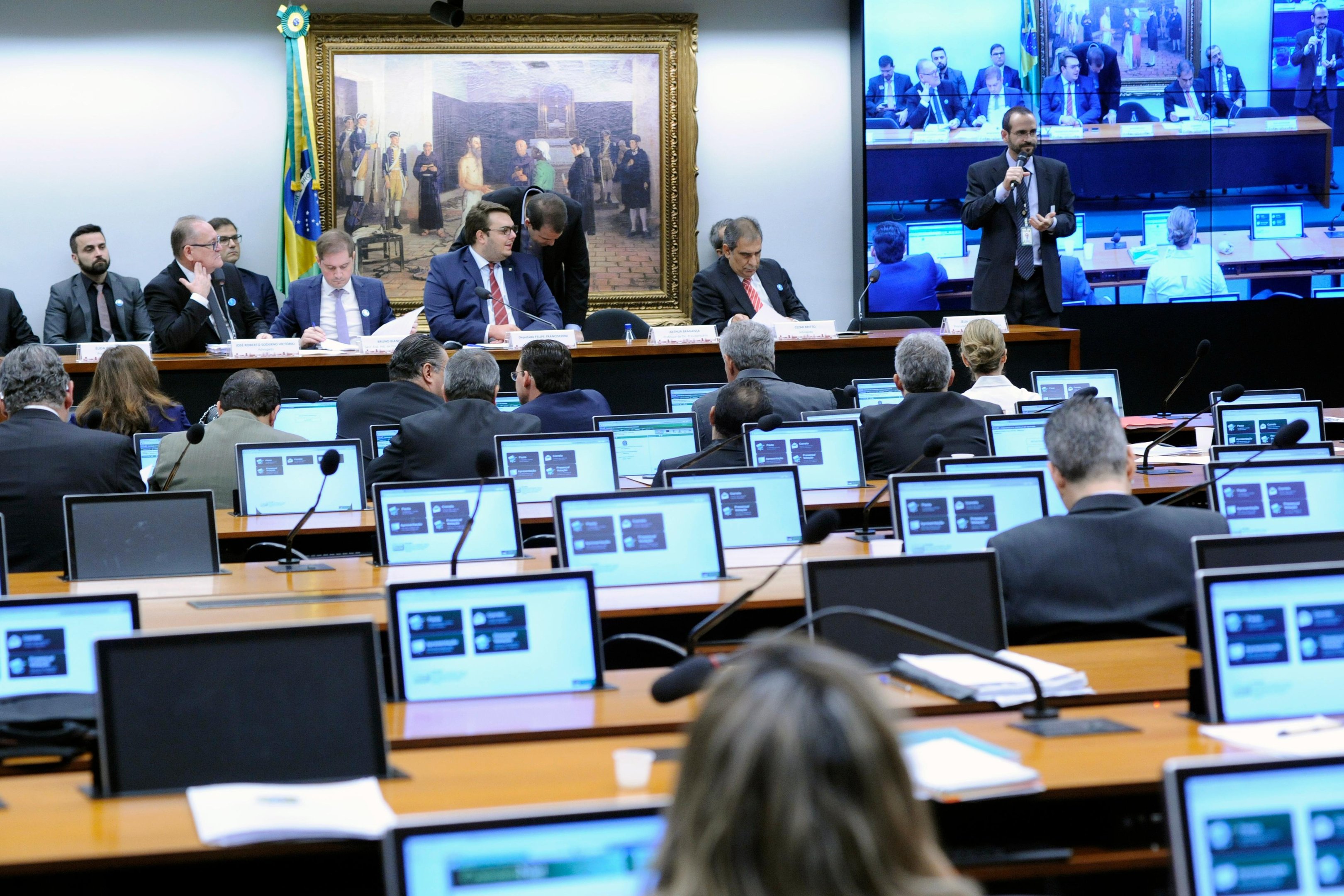 Juristas apresentaram argumentos favor&aacute;veis e contr&aacute;rios ao texto do governo