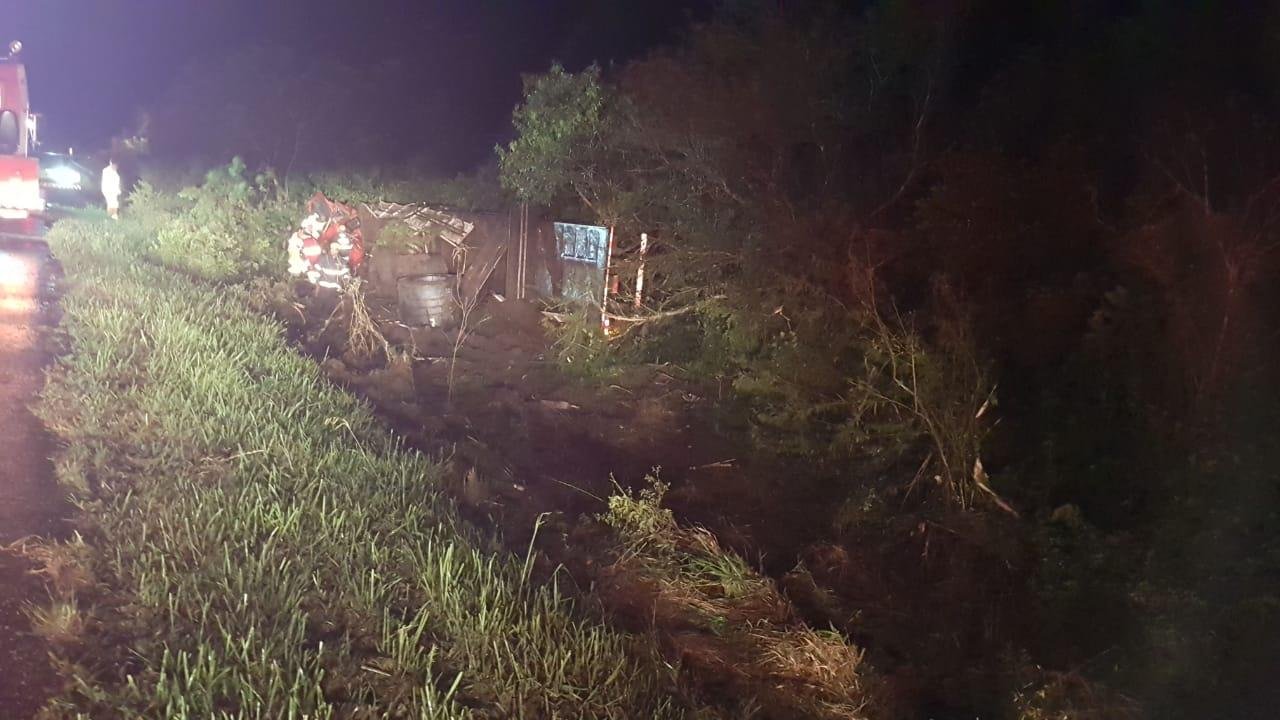 Caminh&atilde;o foi encontrado fora da pista no km 35,9 da freeway
