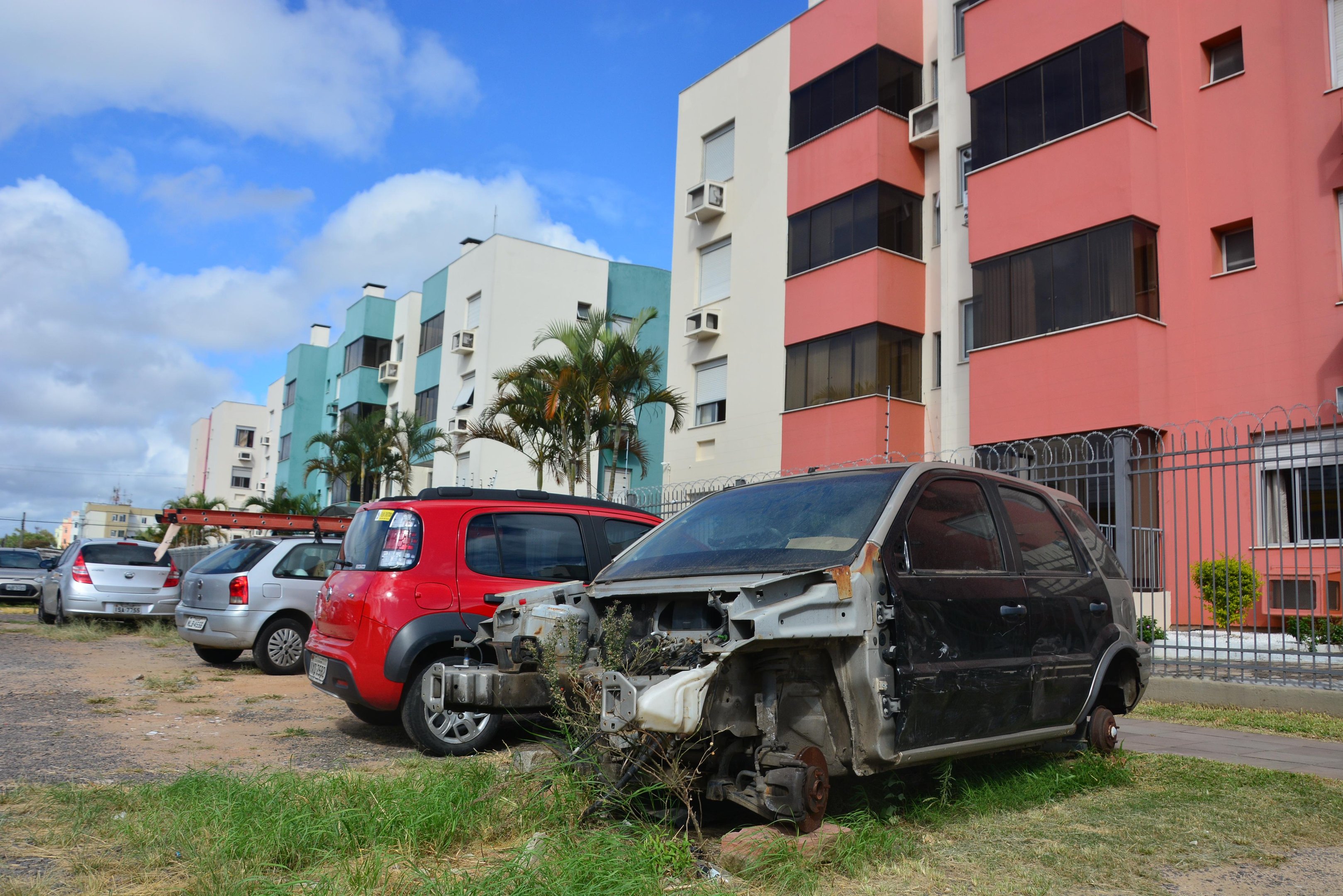 Em muitos casos, os carros abandonados est&atilde;o em vagas de estacionamento ou na frente de pr&eacute;dios