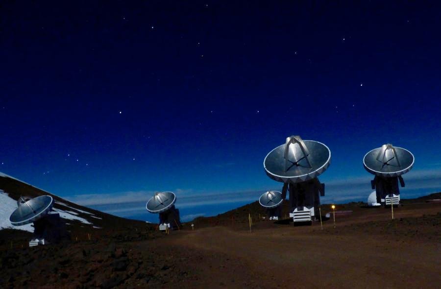 Oito telesc&oacute;pios em diferentes partes do mundo apontaram simultaneamente para dois buracos negros: Sagit&aacute;rio A* no centro da Via L&aacute;ctea e seu cong&ecirc;nere no centro da gal&aacute;xia M87