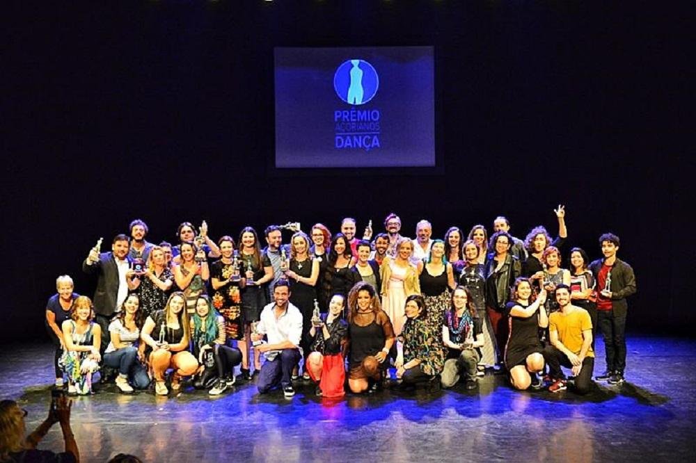 Todos os premiados posam para a foto cl&aacute;ssica da noite