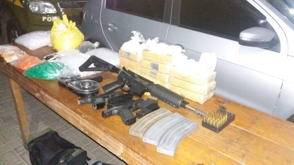 Policiais militares encontraram tamb&eacute;m 36 cartuchos das tr&ecirc;s armas, entorpecentes e R$ 2.906,00 em dinheiro