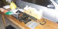 Policiais militares encontraram também 36 cartuchos das três armas, entorpecentes e R$ 2.906,00 em dinheiro