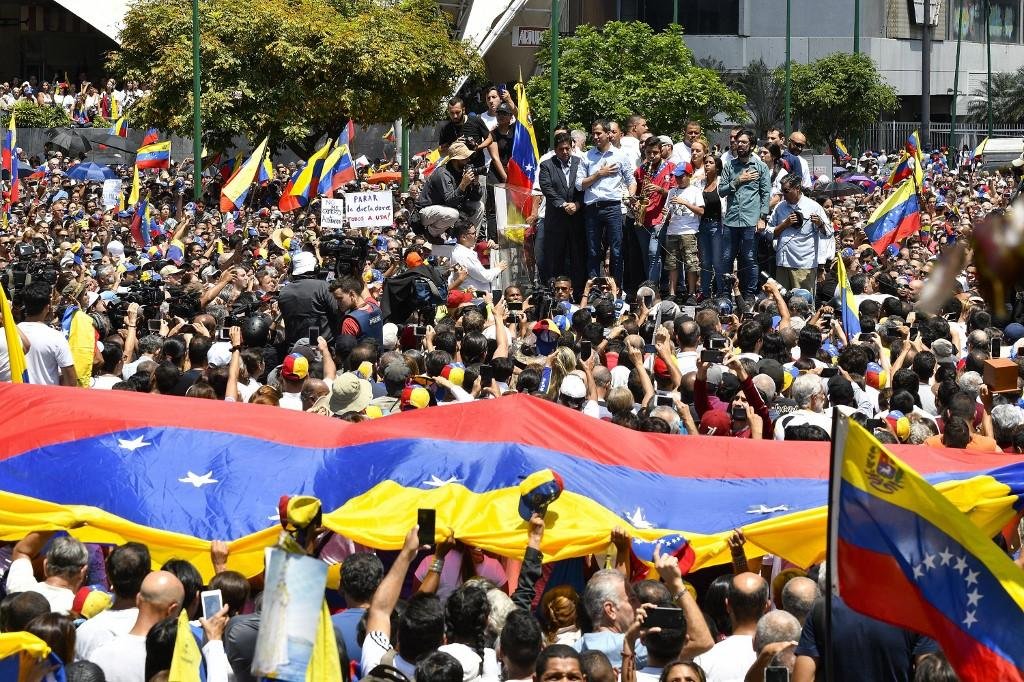 Dois parlamentares foram presos por militares durante um protesto na cidade venezuelana de Maracaibo