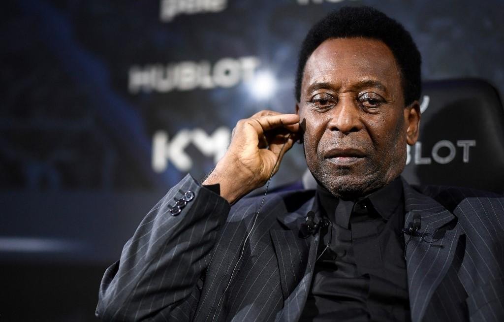 Pel&eacute; apresentou melhora, mas ficar&aacute; mais um dia em um hospital de Paris