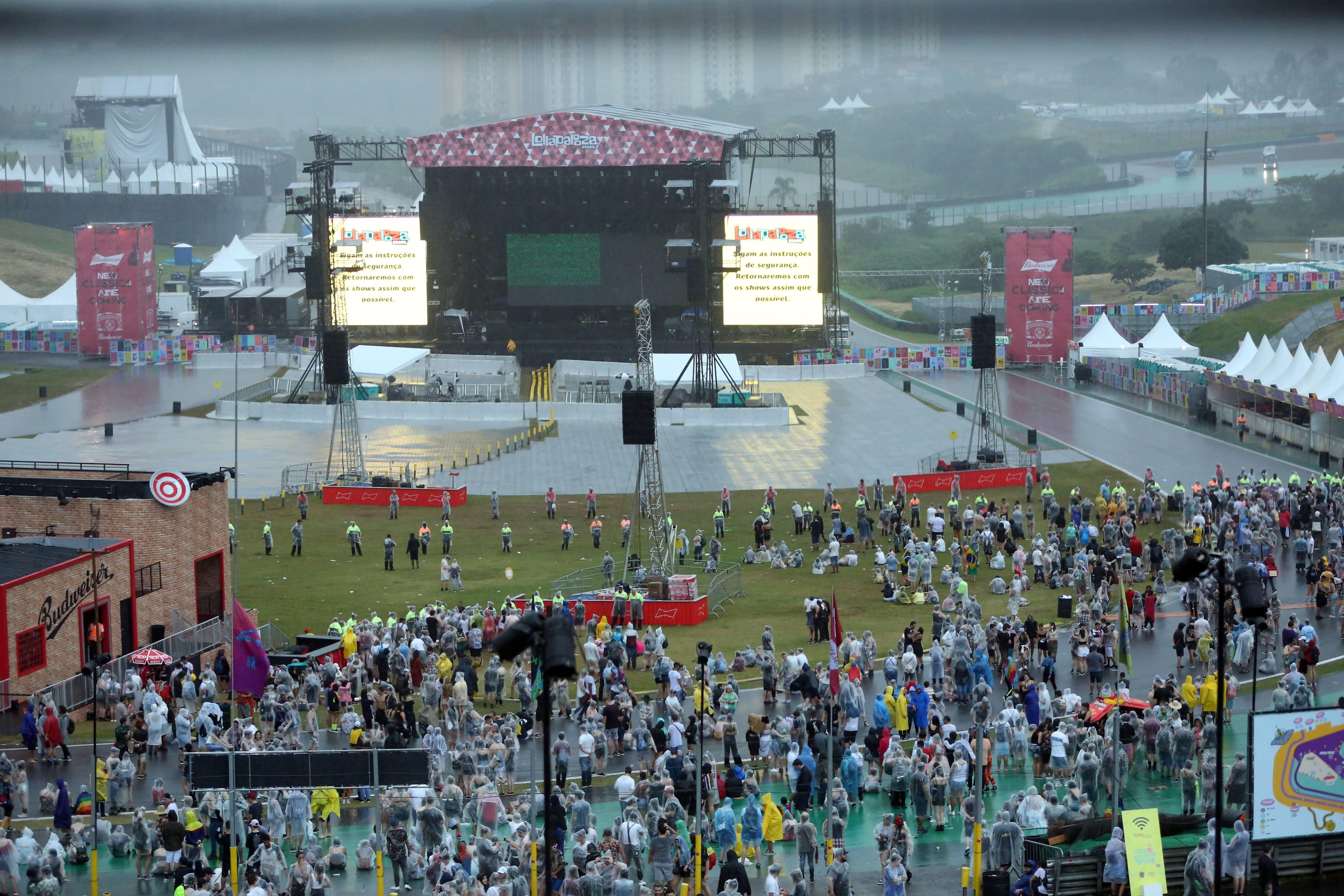 P&uacute;blico teve que lidar com o mau tempo durante o segundo dia do festival