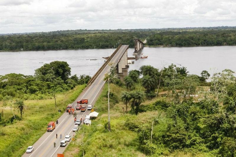 Dois carros de passeio ca&iacute;ram em queda de ponte no Par&aacute;