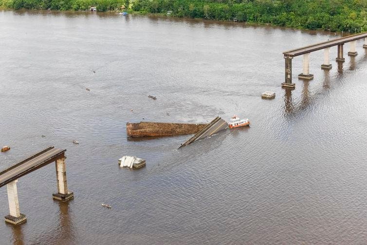 Parte de uma ponte do complexo Al&ccedil;a Vi&aacute;ria, que liga regi&otilde;es do Par&aacute;, caiu na madrugada desse s&aacute;bado