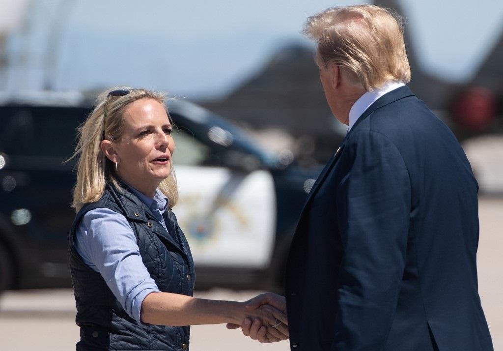 Secret&aacute;ria esteve com Trump na fronteira, poucos dias antes de deixar cargo