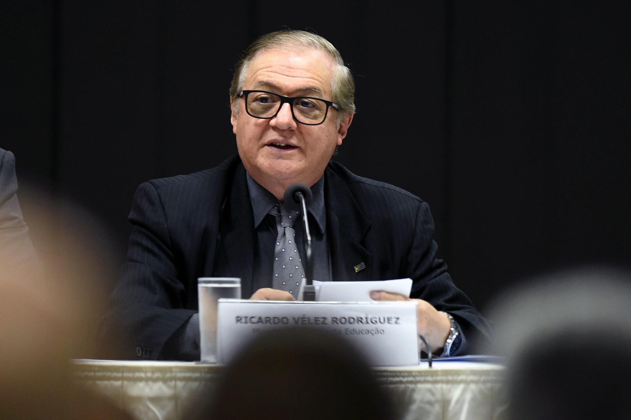 Gest&atilde;o de V&eacute;lez no MEC foi marcada por sucessivas pol&ecirc;micas