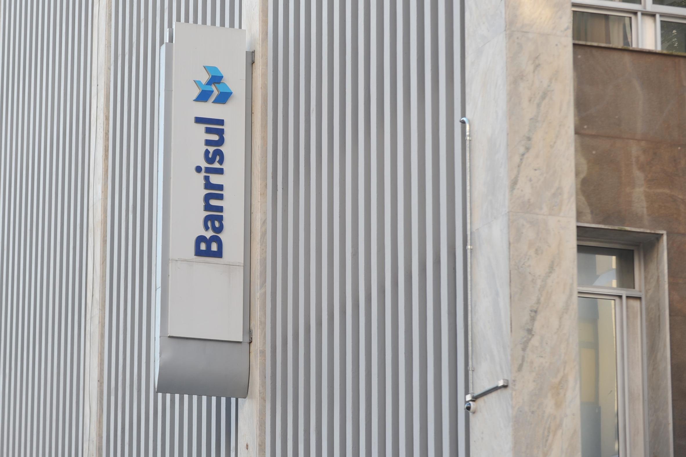 Banco divulgou inten&ccedil;&atilde;o de venda de a&ccedil;&otilde;es ap&oacute;s ter lucrado R$ 49 milh&otilde;es no m&ecirc;s de abril com leil&atilde;o.