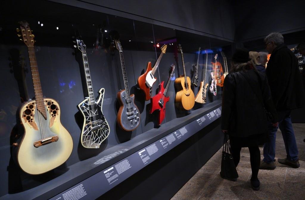 Met apresenta 185 objetos, entre eles 130 instrumentos, de um per&iacute;odo que vai de 1939 a 2017