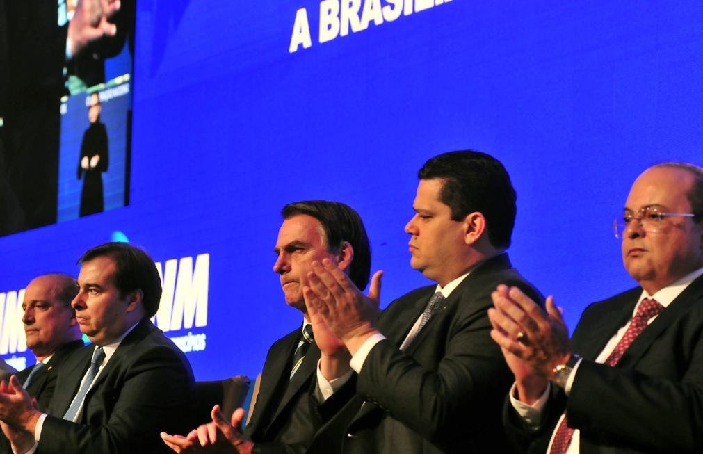 Maia esteve ao lado de Bolsonaro durante a Marcha dos Prefeitos em Bras&iacute;lia