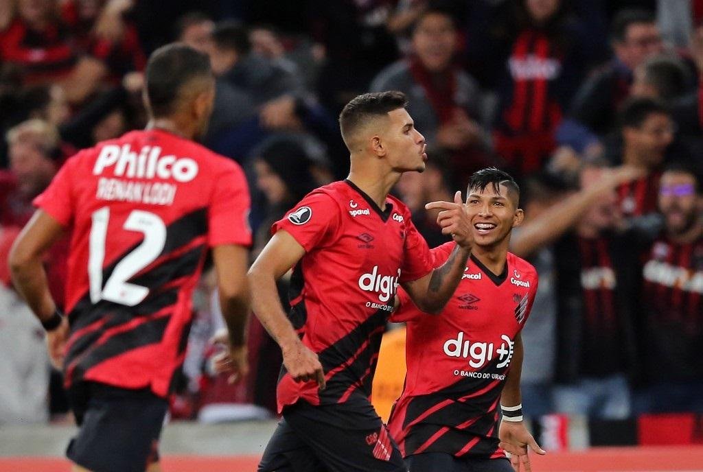 Vit&oacute;ria simples garantiu lideran&ccedil;a isolada
