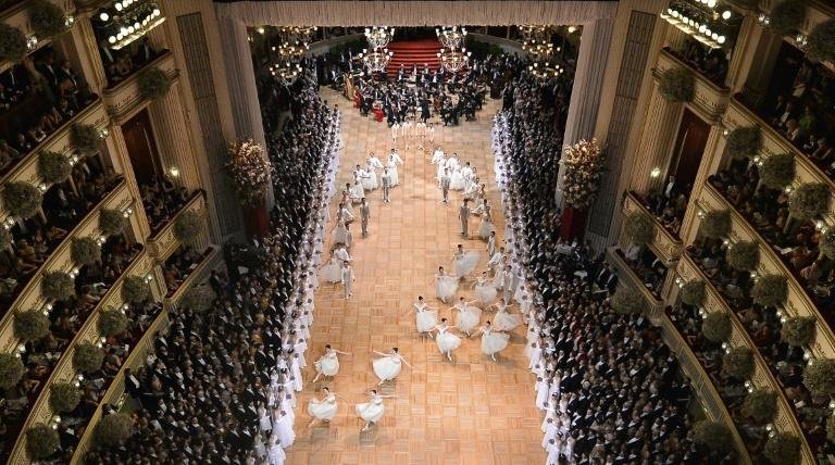 Apresenta&ccedil;&atilde;o de bailarinos da &Oacute;pera de Viena