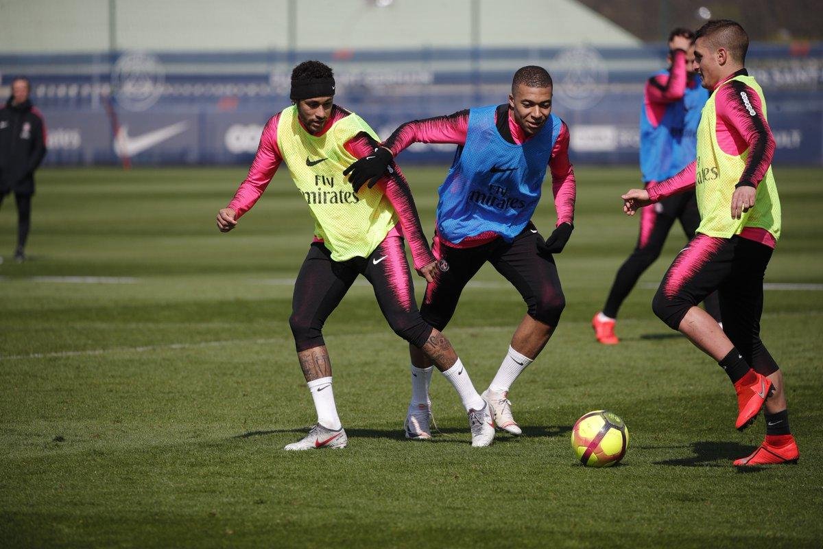 Neymar voltou a treinar com os companheiros no PSG