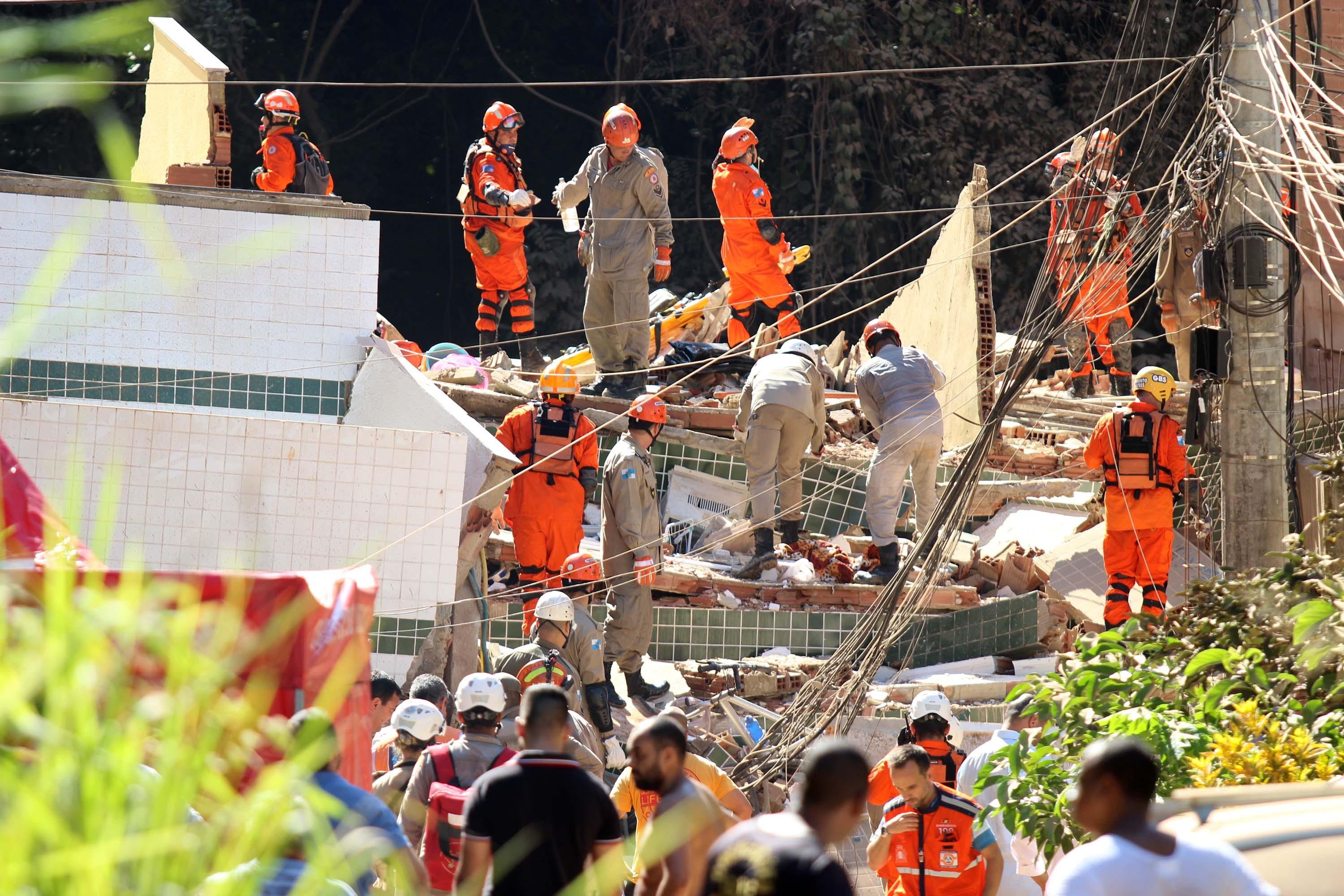 Trabalho do Corpo de Bombeiros come&ccedil;ou pouco depois das 7h, logo depois do desabamento
