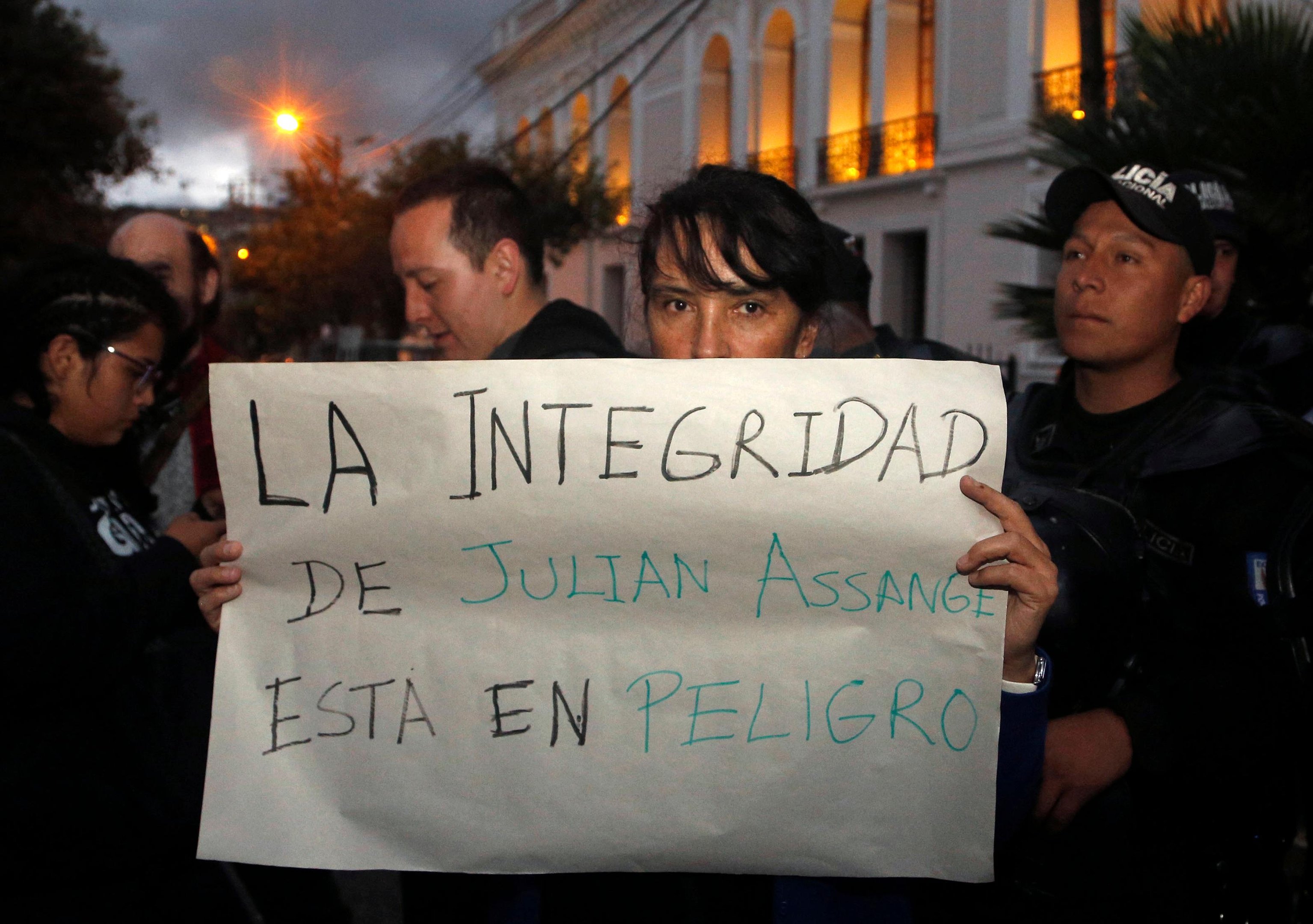 Protestos contra a pris&atilde;o do fundado do WikiLeaks ocorreram em diversas cidades