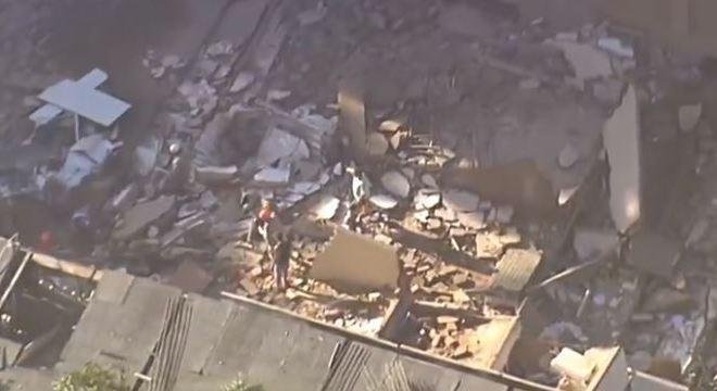 Escombros dos pr&eacute;dios s&atilde;o vasculhados pelo Corpo de Bombeiros, que est&aacute; &agrave; procura de sobreviventes