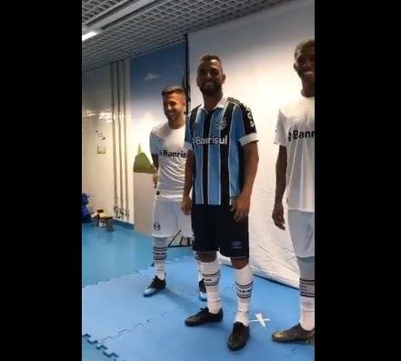 Juninho Capixaba vazou imagens dos novos uniformes do Gr&ecirc;mio