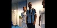 Juninho Capixaba vazou imagens dos novos uniformes do Grêmio