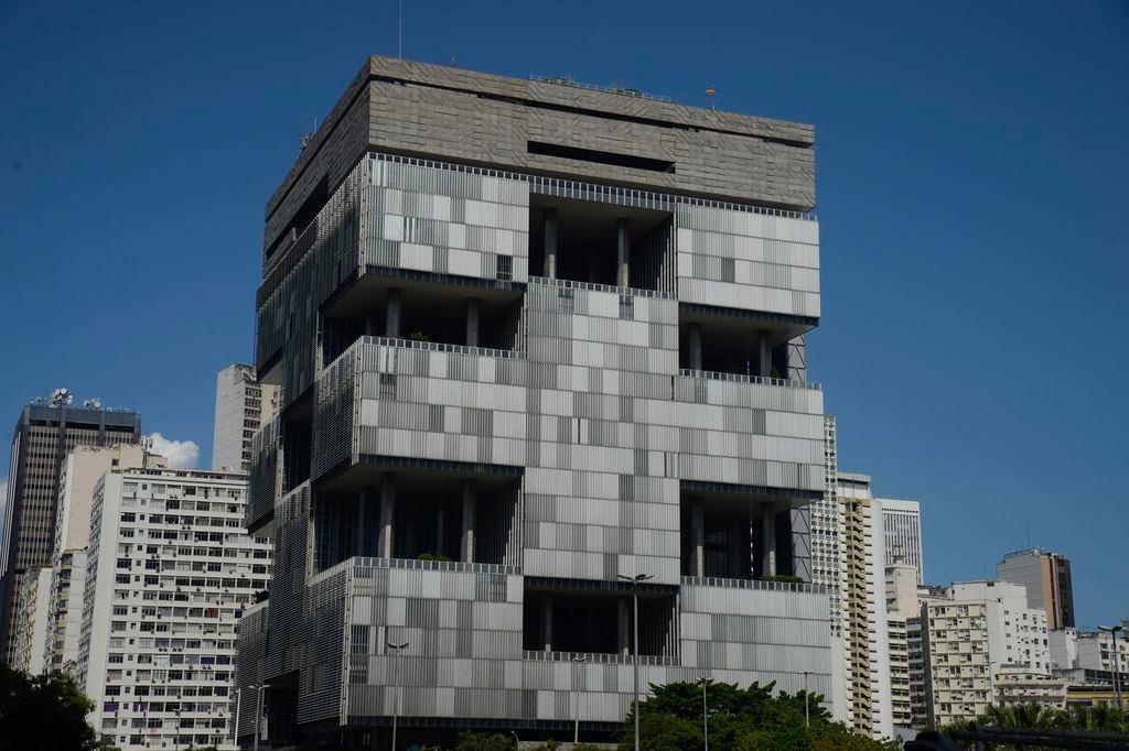 Bolsonaro convocou a diretoria da Petrobras para uma reuni&atilde;o na pr&oacute;xima ter&ccedil;a-feira, quando pedir&aacute; os n&uacute;meros que embasaram a decis&atilde;o da companhia de reajustar o pre&ccedil;o do diesel em 5,7%