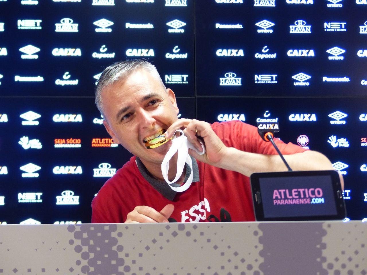 Tiago Nunes agradeceu o interesse do Atl&eacute;tico-MG, mas segue no Athletico-PR