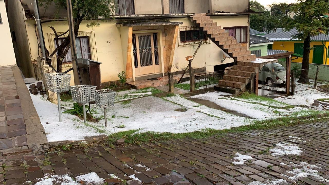 Queda de granizo durou cerca de 10 minutos, mas foi suficiente para gerar ac&uacute;mulo, em Caxias do Sul