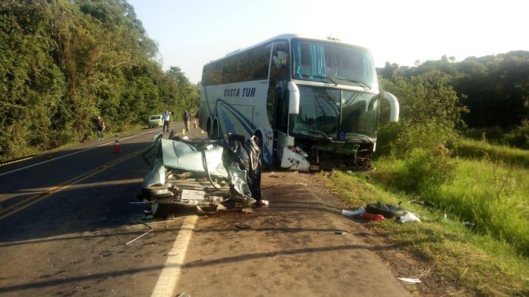 Acidente entre &ocirc;nibus e autom&oacute;vel causou a morte de quatro pessoas