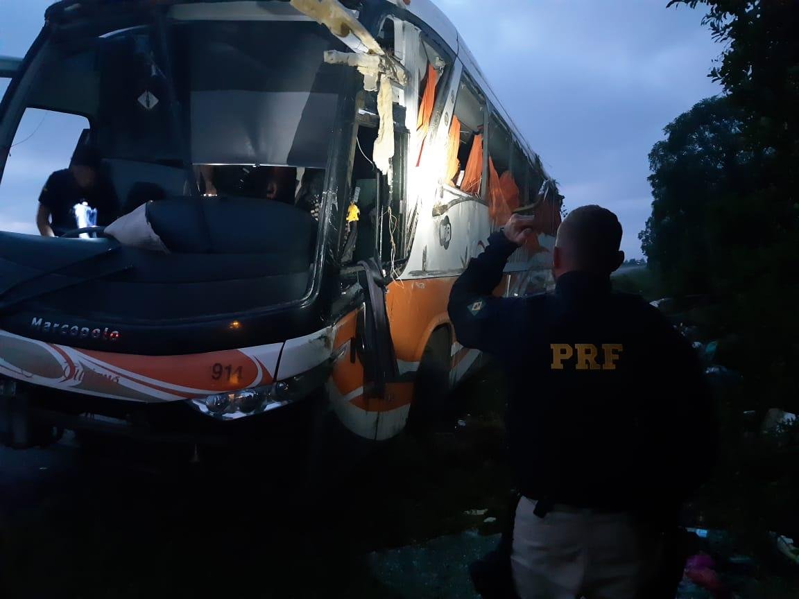 &Ocirc;nibus de turismo uruguaio tombou na BR 116 nesta madrugada