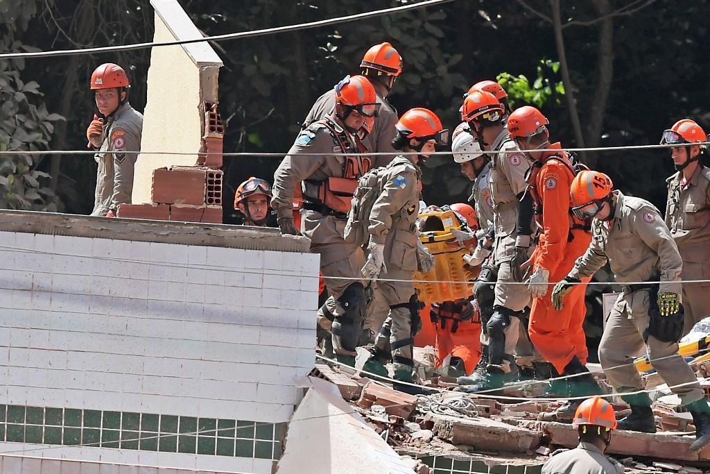 Bombeiros trabalham desde sexta para buscar sobreviventes no desabamento
