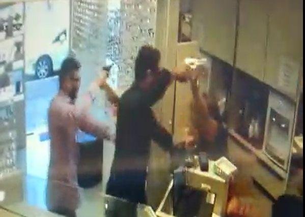 C&acirc;meras de seguran&ccedil;a flagraram momento do crime
