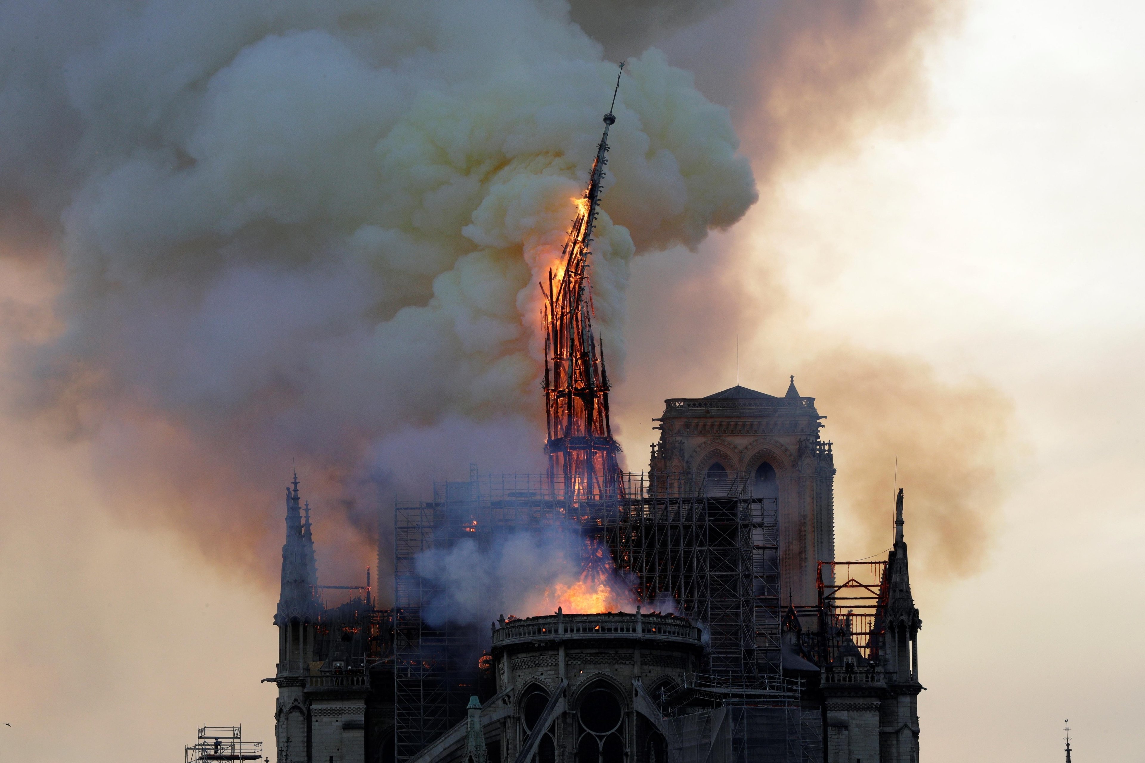 Inc&ecirc;ndio atingiu a catedral de Notre Dame