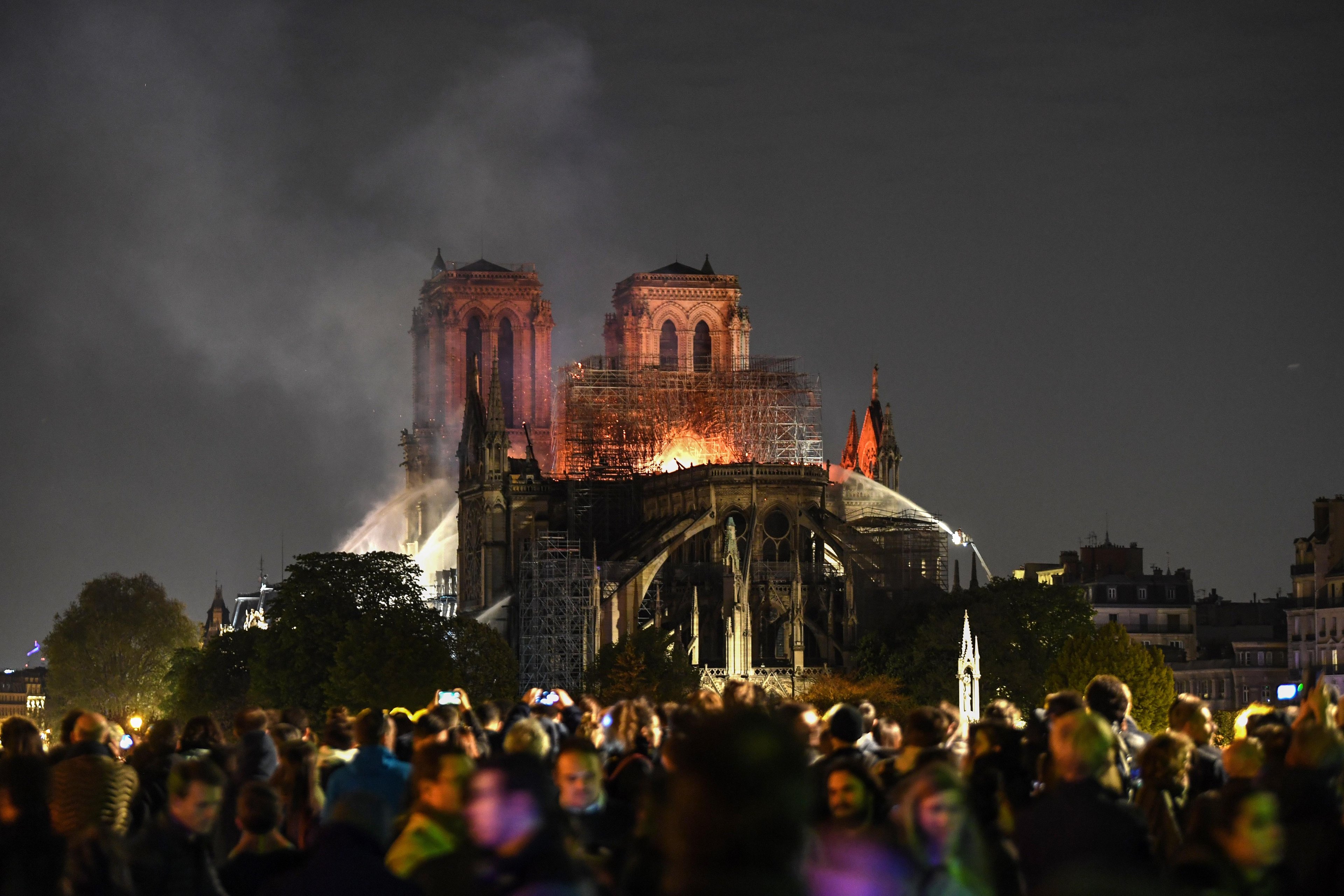 Bombeiros tentam conter as chamas em Paris
