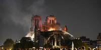 Bombeiros tentam conter as chamas em Paris