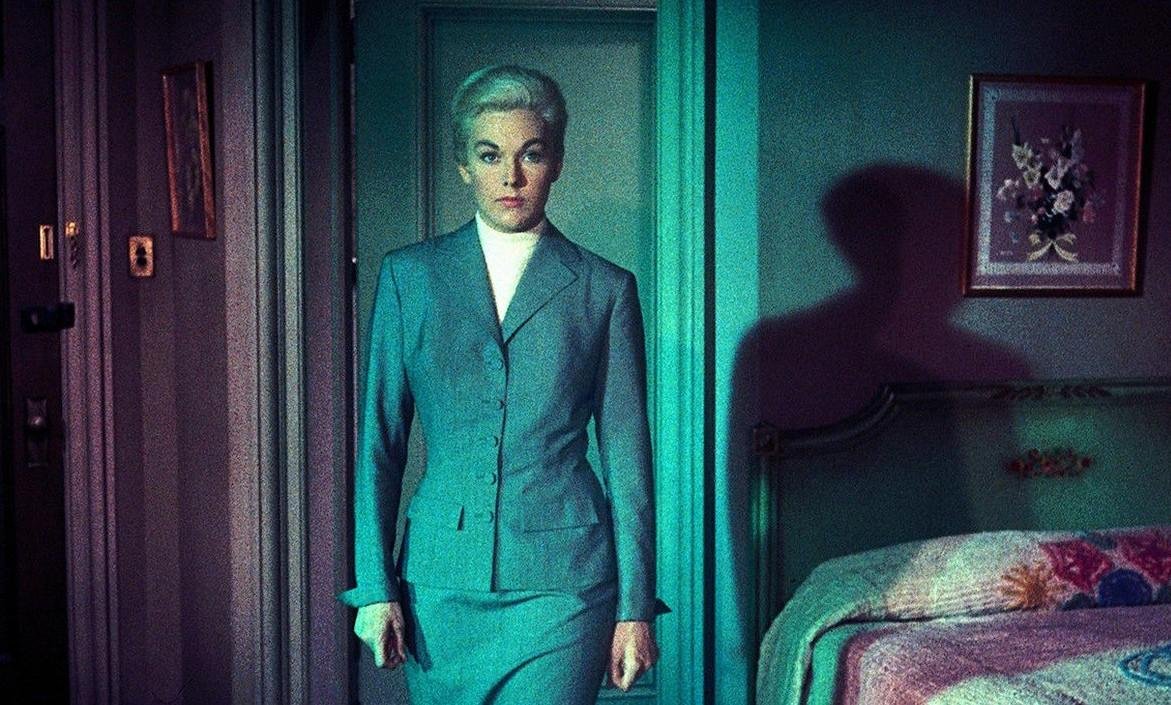 Kim Novak estrela Um Corpo Que Cai ao lado de James Stewart